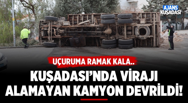 Kuşadası'nda Virajı Alamayan Kamyon Devrildi!