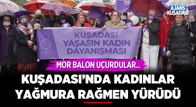 Kuşadası'nda Kadınlar Yağmura Aldırış Etmeden Yürüdü