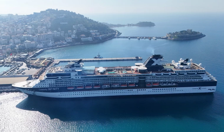 Dev Kruvaziyer gemi arıza yapınca Kuşadası’ndan ayrılamadı