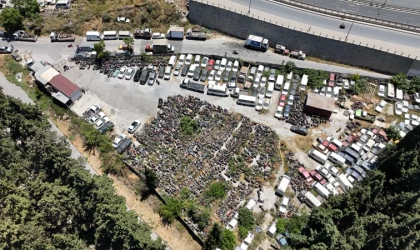 Yüzlerce araç Yediemin otoparkında resmen çürüyor