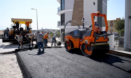 Kuşadası'nda asfalt kaplama çalışmaları sürüyor