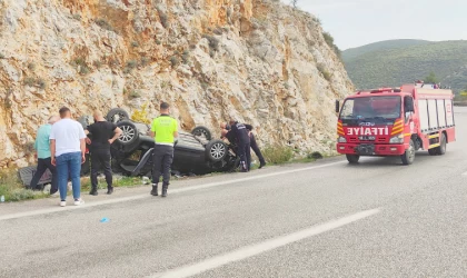 Kuşadası'nda virajı alamayan otomobil takla attı! 2 yaralı