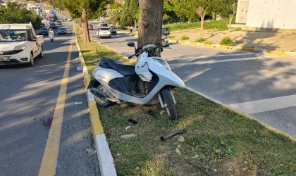 Kontrolden çıkan motosiklet ağaca çarptı, Anne oğul yaralandı!
