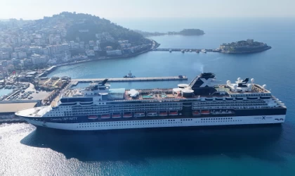 Dev Kruvaziyer gemi arıza yapınca Kuşadası’ndan ayrılamadı