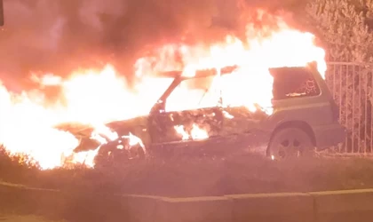 Kuşadası'nda alev topuna dönen otomobil kullanılamaz hale geldi!