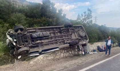 Kuşadası'ndan hareket eden tur minibüsü devrildi!