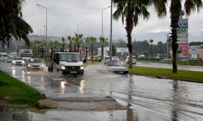 Ani yağmur ve kuvvetli rüzgar Kuşadası’nı felç etti!